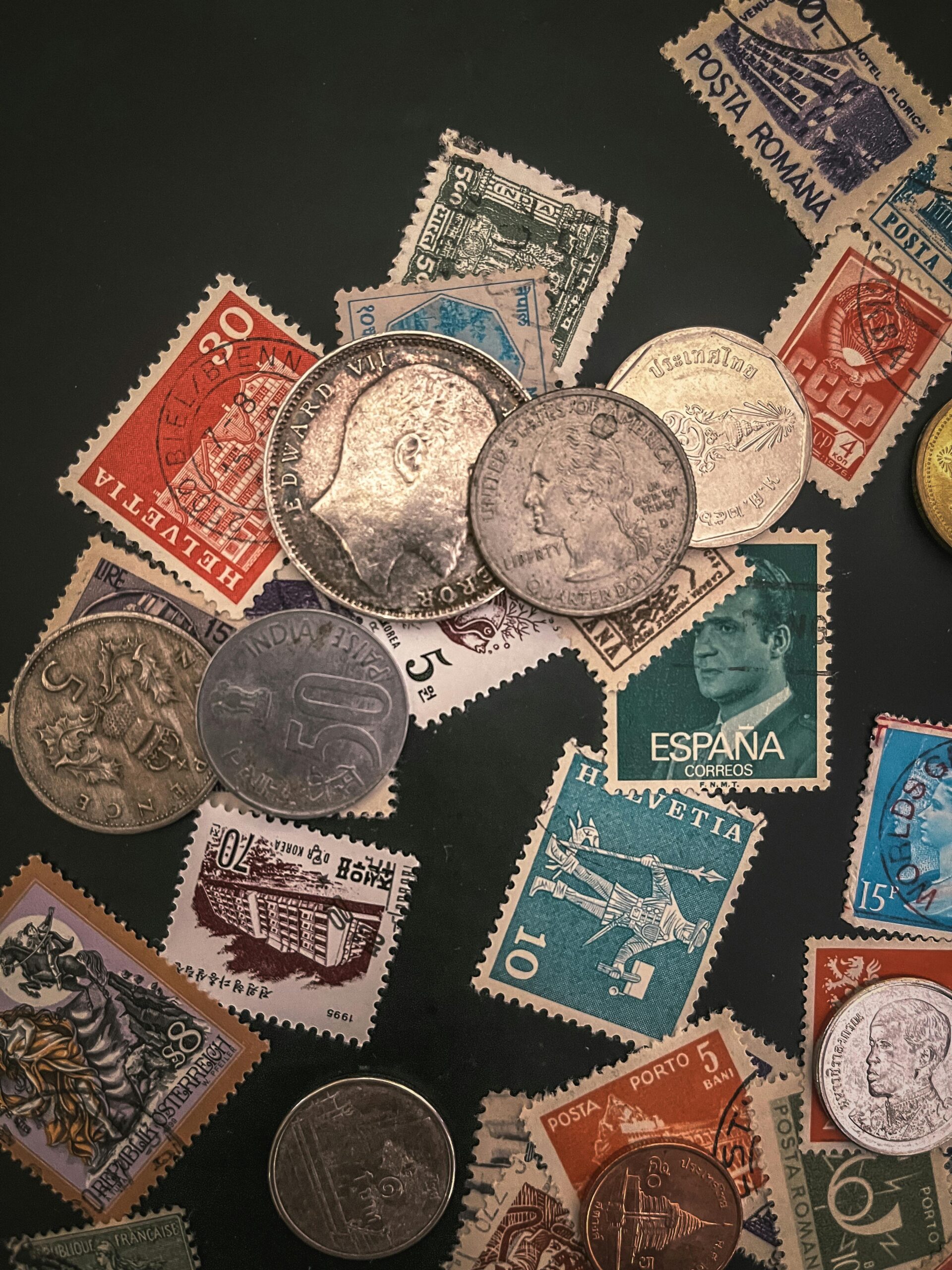 Het belang van authenticiteit bij postzegelveilingen: hoe worden postzegels gecontroleerd op echtheid?